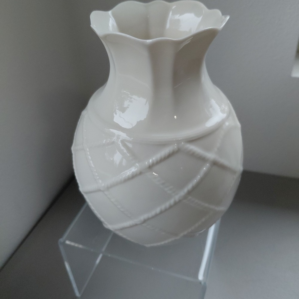 VTG BELLEEK Vase Strawberry Floral Basket Paper Thin Ceramic IRELAND 2002 Ruffle - Picture 5 of 8